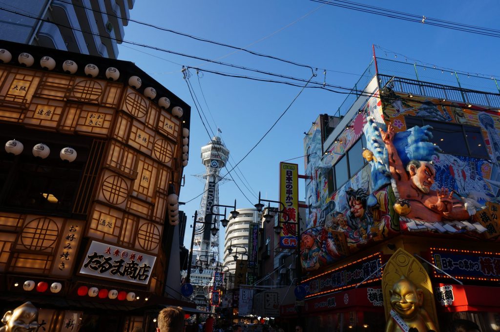 大阪らしい下町文化が残る新世界。通天閣も見える