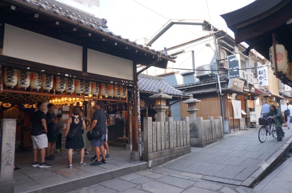 法善寺横丁の石畳の細い路地
