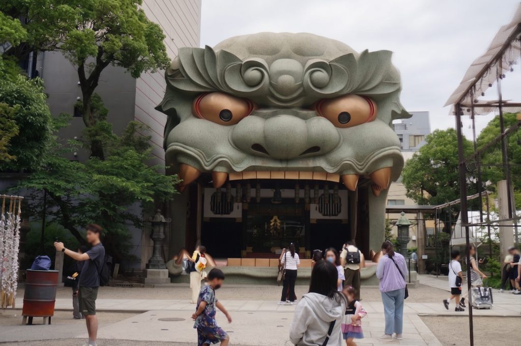 大阪の繁華街・難波に鎮座する由緒ある神社の難波八坂神社